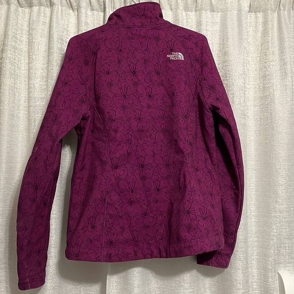 Limited edition north face jacket, perfect for winter days. - Picture 2 of 3